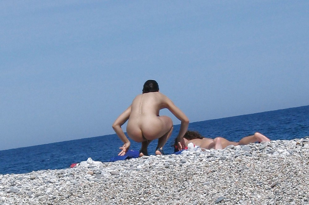 Ragazze nude sulla spiaggia
 #18559556