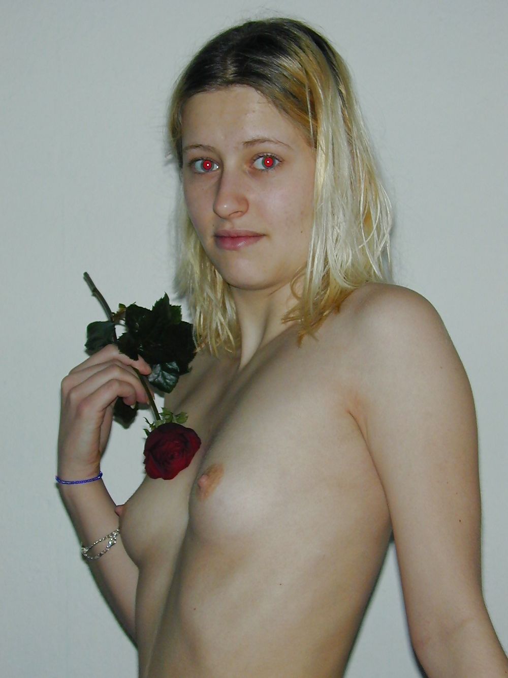 Blondine Mit Rosen #1330977