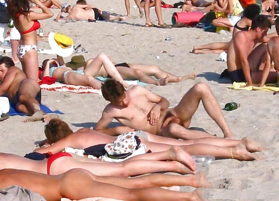 Desnudos en la playa
 #622972