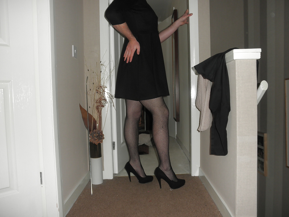 Nuevo vestido negro y tacones
 #10537629