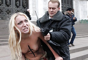 Femen - Cool Mädchen Protestieren Durch öffentliche Nacktheit - Teil 2 #8770683