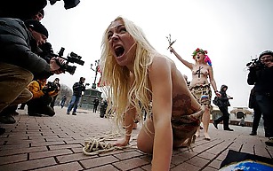 Femen - Cool Mädchen Protestieren Durch öffentliche Nacktheit - Teil 2 #8770698