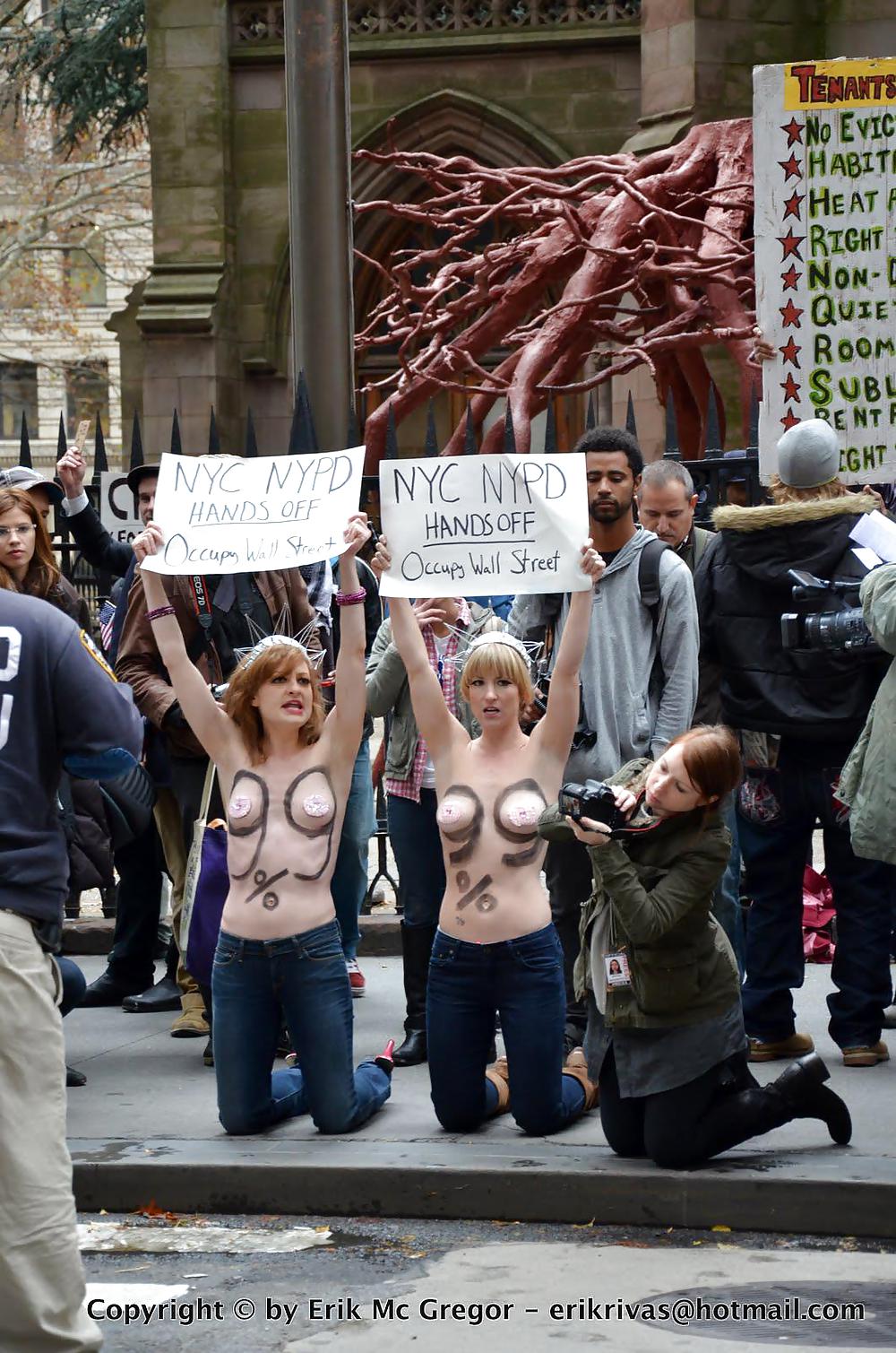 Femen - Cool Mädchen Protestieren Durch öffentliche Nacktheit - Teil 2 #8770708