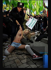 Femen - Cool Mädchen Protestieren Durch öffentliche Nacktheit - Teil 2 #8770731