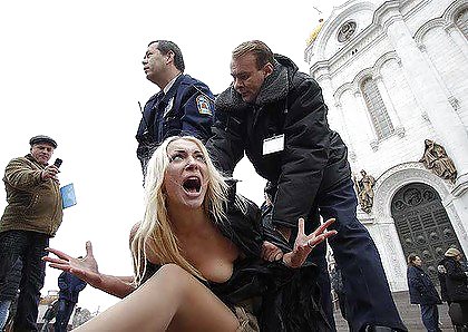 FEMEN - Filles Fraîches Protestent Par La Nudité Publique - Partie 2 #8770736