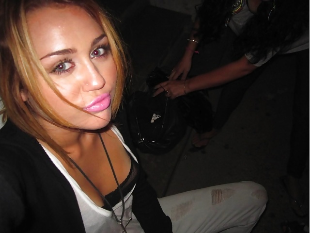 Miley Cyrus a facial 2
 #10387086