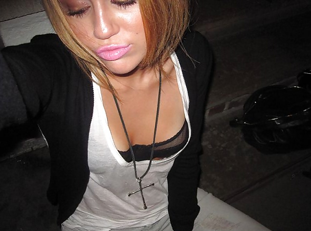 Miley Cyrus a facial 2
 #10387104