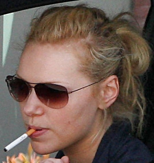 Laura prepon fumando
 #19321467