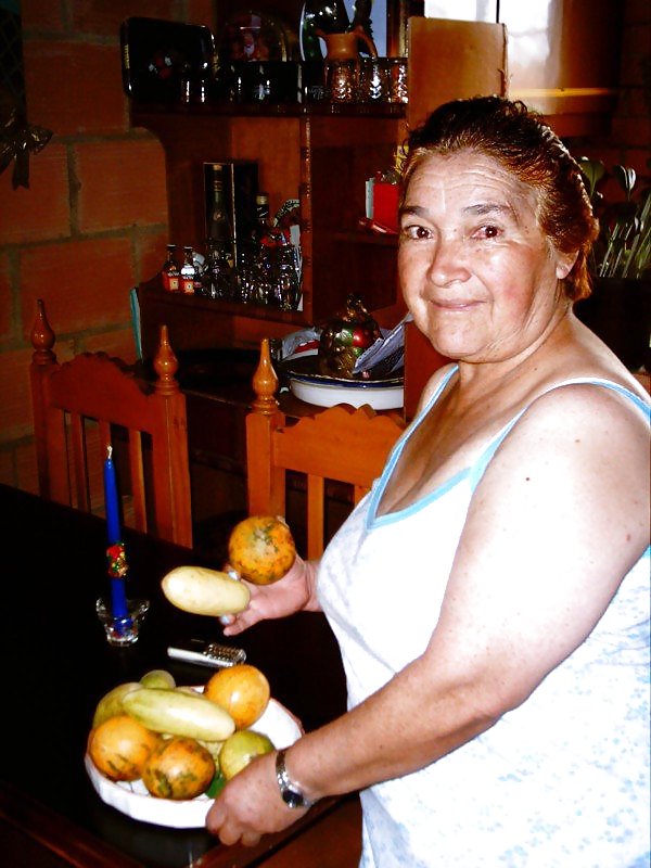 Campana de abuelas colombianas (conjunto decimonónico)
 #3407446