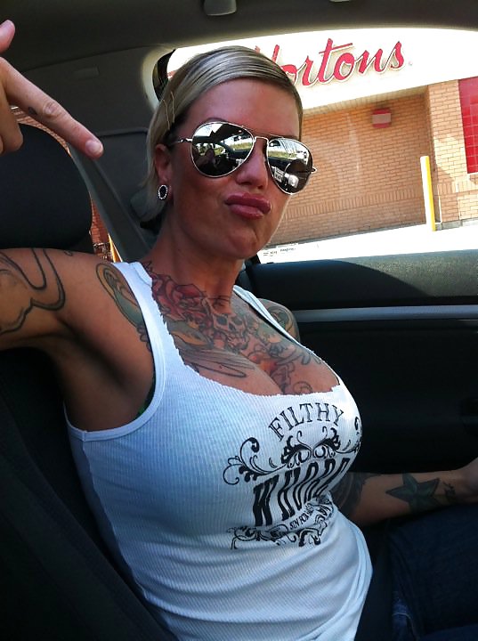 Rubia caliente tatuada con tetas enormes
 #5640614