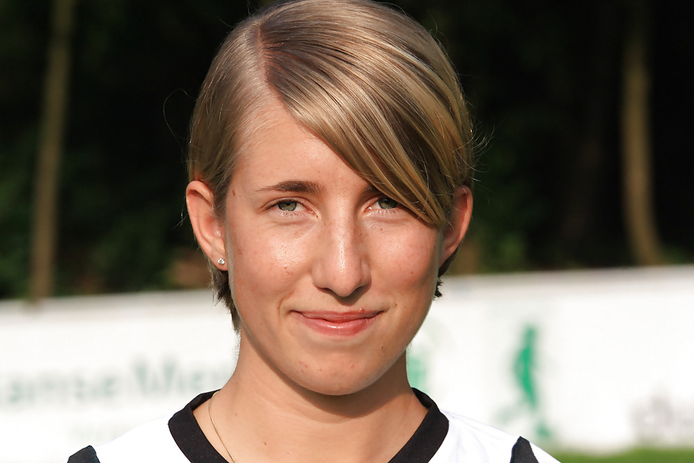 Julia Dickhaus Die Geile Soccer-bitch E-mail Vorhanden  #14760611