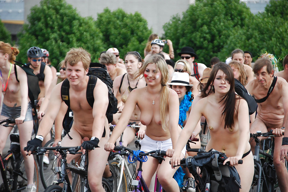Chicas desnudas en bicicleta.
 #4634013