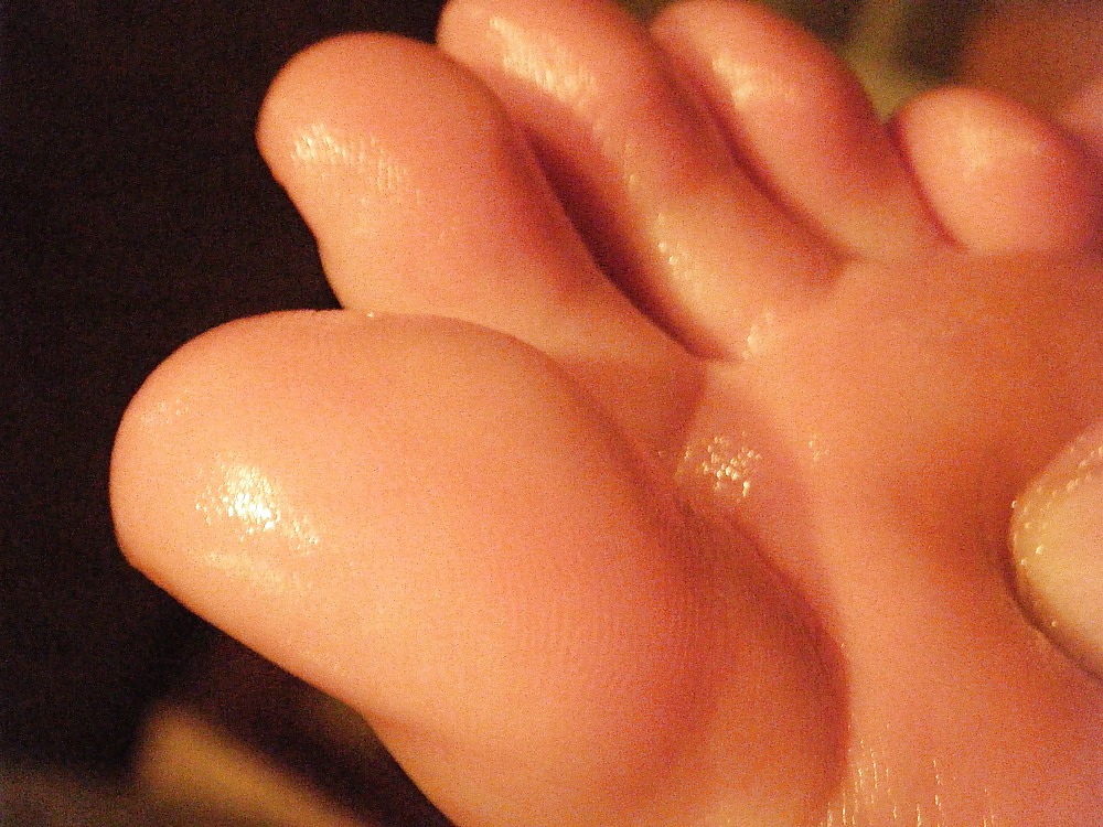 Altri scatti candidi dei piedi e delle dita dei piedi squisiti di mia moglie
 #1762040