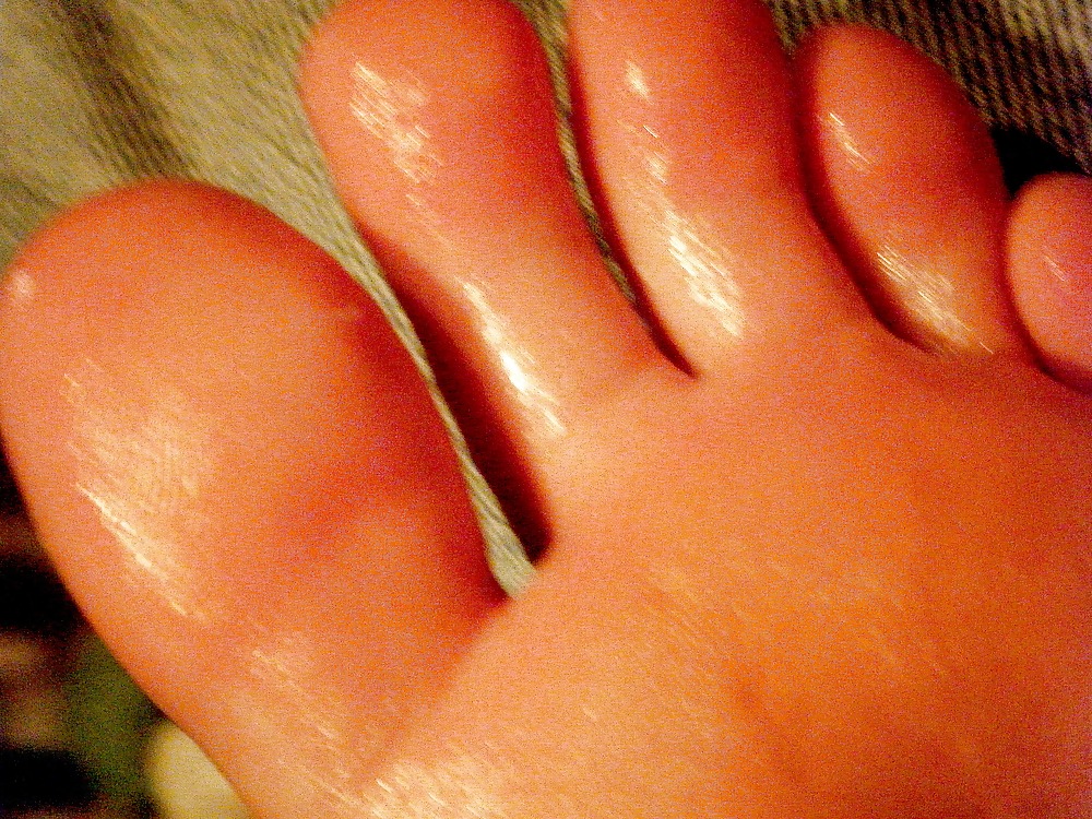 Altri scatti candidi dei piedi e delle dita dei piedi squisiti di mia moglie
 #1762152