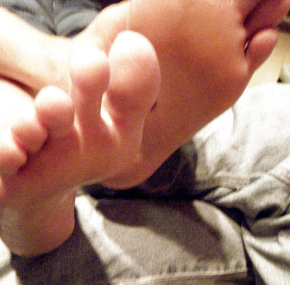 Altri scatti candidi dei piedi e delle dita dei piedi squisiti di mia moglie
 #1762205