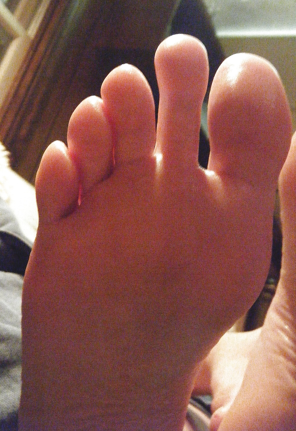 Altri scatti candidi dei piedi e delle dita dei piedi squisiti di mia moglie
 #1762274