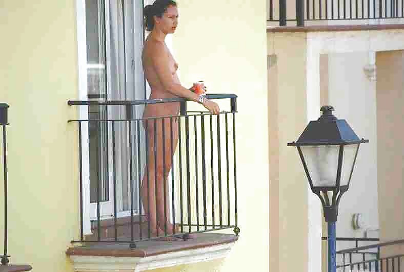 Desnudo en el balcón(2)
 #14426978