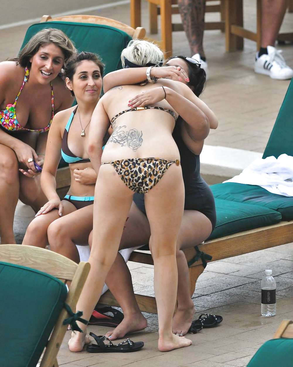 Lady gaga en bikini en una fiesta en la piscina del hotel stregis
 #2330203