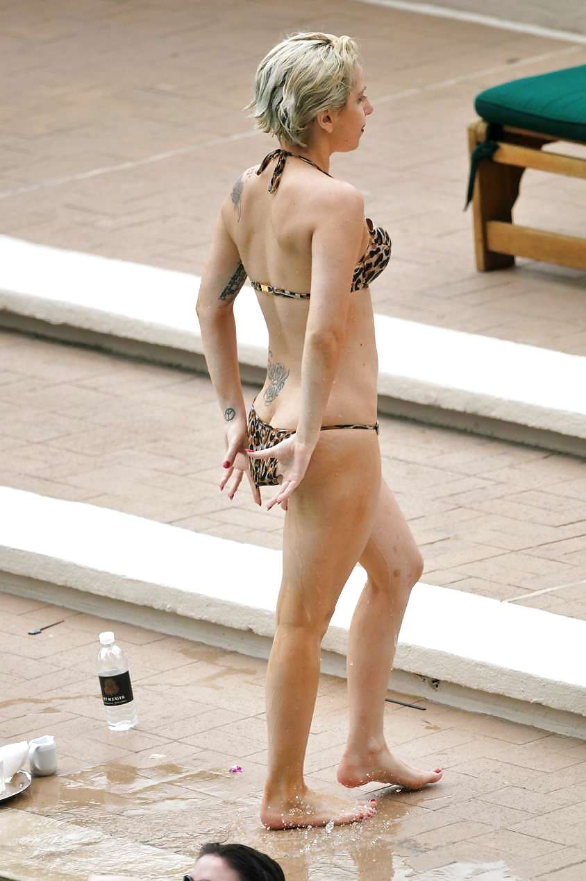 Lady gaga en bikini en una fiesta en la piscina del hotel stregis
 #2330260