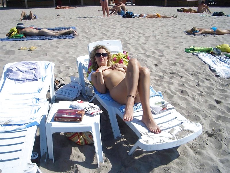 Sono una nudista da spiaggia
 #289095