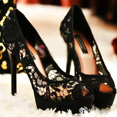 Plus De Chaussures Pour Les Dames !! Et Nikki! #12899614