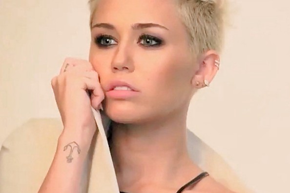 Miley cyrus
 #22697369