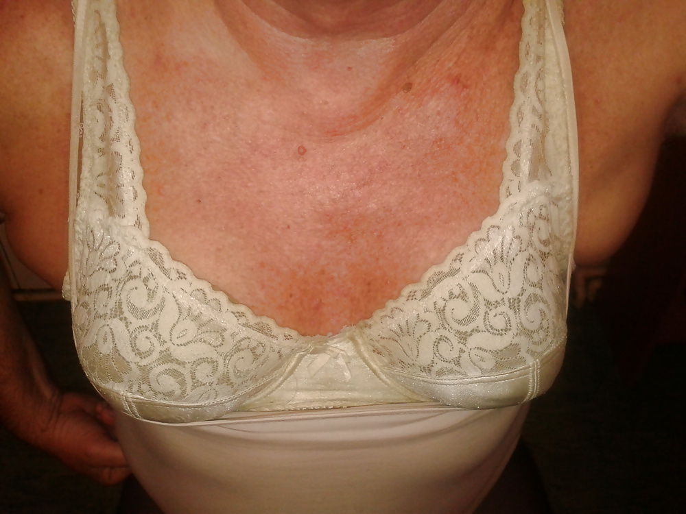 Travestito in reggiseno
 #21980200