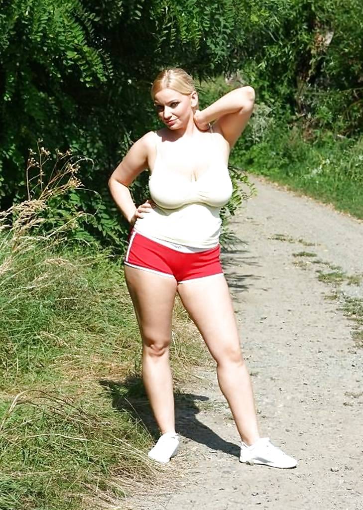 Blonde Aux Gros Seins Dans Le Parc #12350368