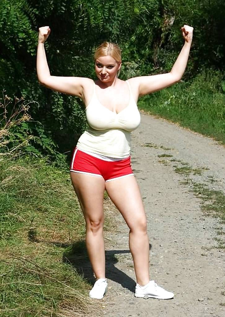 Blonde Aux Gros Seins Dans Le Parc #12350381