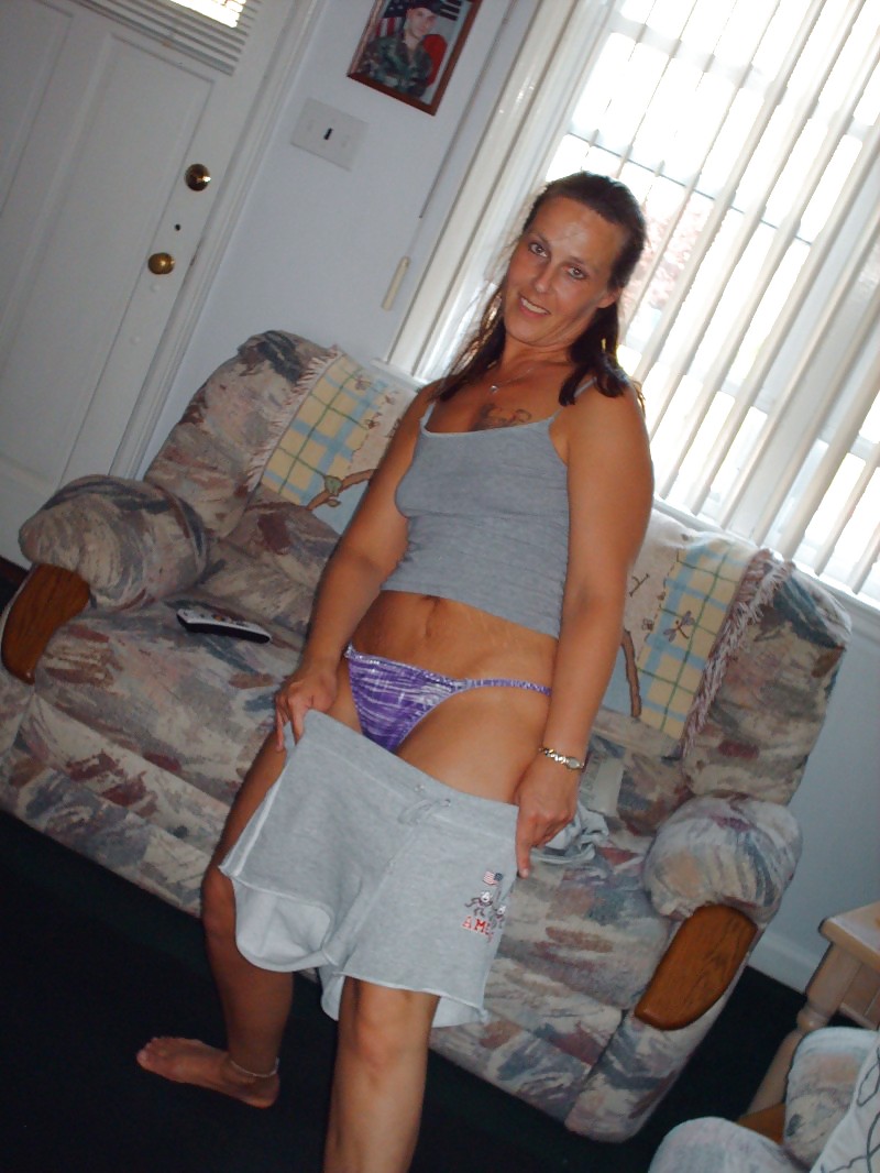 Donna en shorts grises 
 #11670282