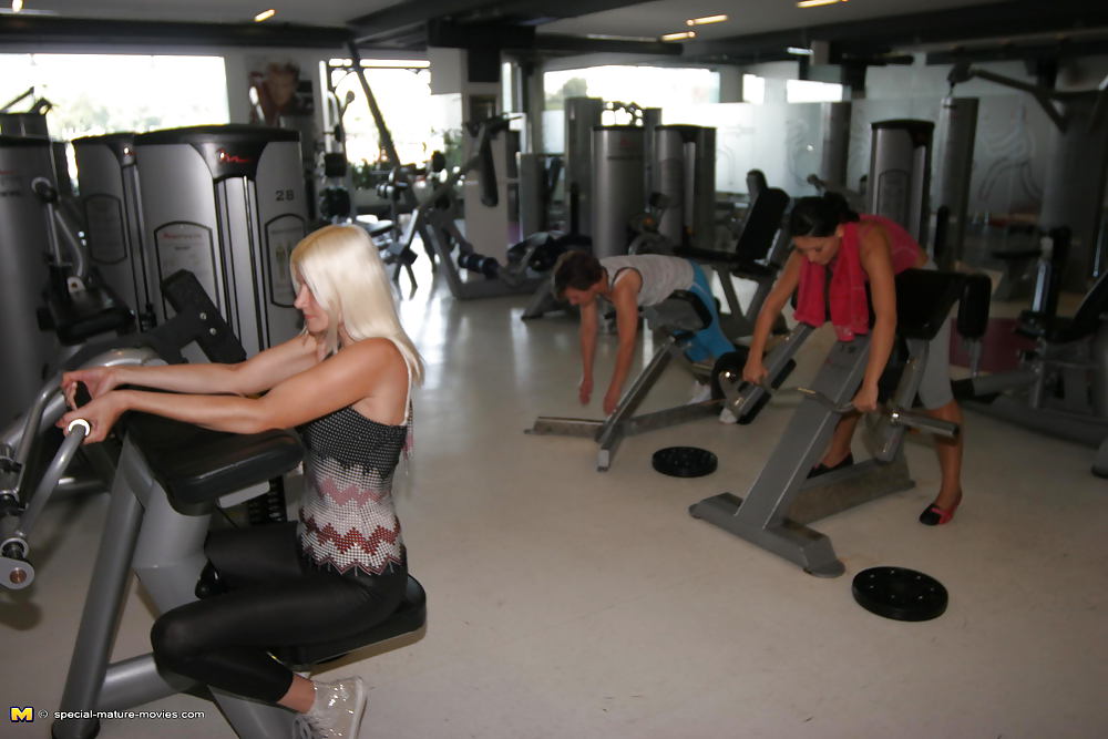 Maduras desnudas hacen ejercicios desnudos en el gimnasio parte 2
 #22084984