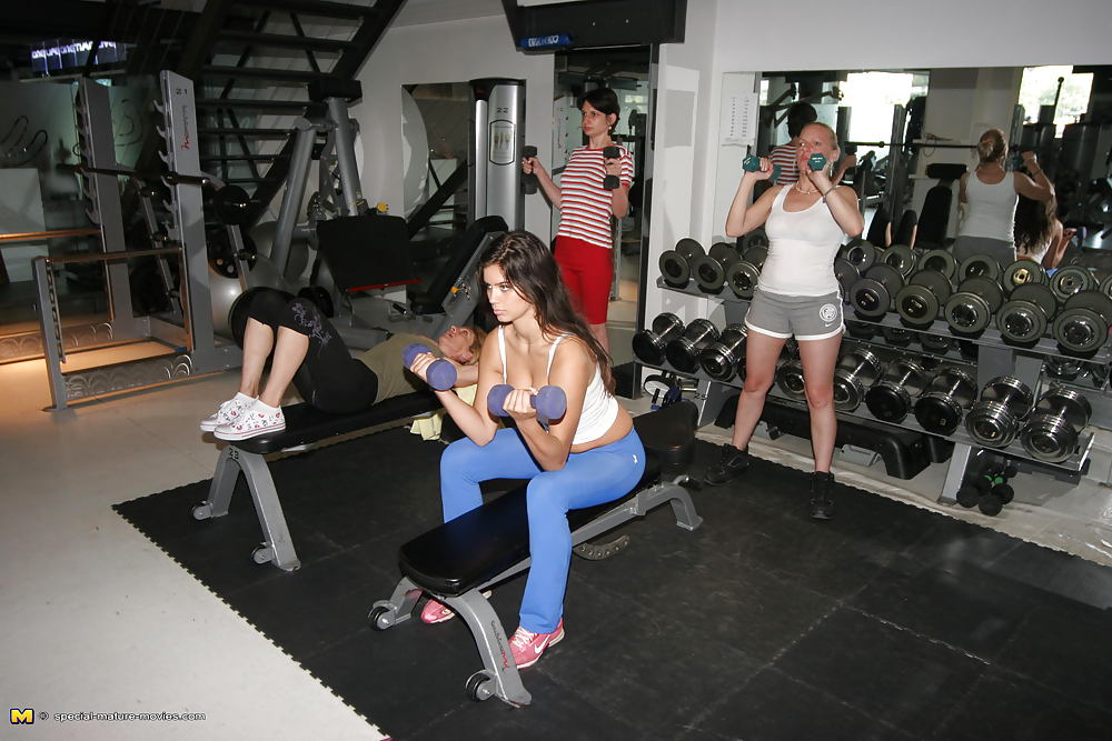 Maduras desnudas hacen ejercicios desnudos en el gimnasio parte 2
 #22085005