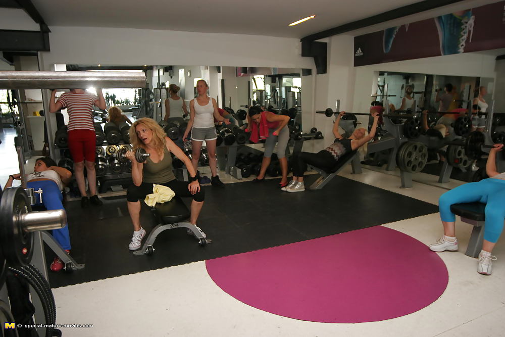 Maduras desnudas hacen ejercicios desnudos en el gimnasio parte 2
 #22085018