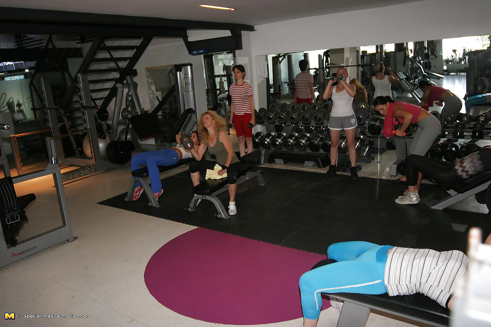 Maduras desnudas hacen ejercicios desnudos en el gimnasio parte 2
 #22085038