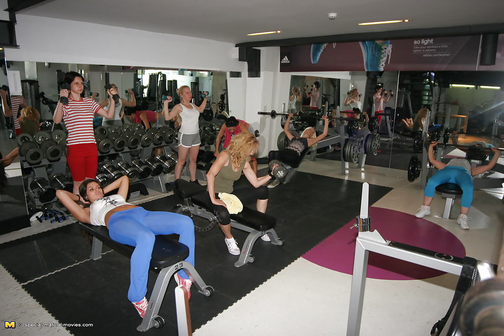 Maduras desnudas hacen ejercicios desnudos en el gimnasio parte 2
 #22085048