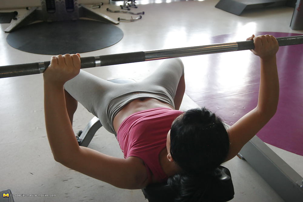 Maduras desnudas hacen ejercicios desnudos en el gimnasio parte 2
 #22085209
