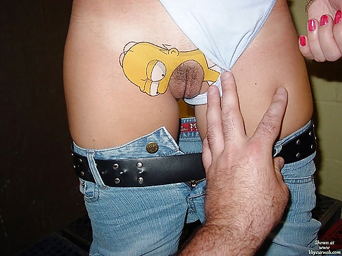 Homer Simpson, body painting sulla figa di qualche ragazza.
 #194442