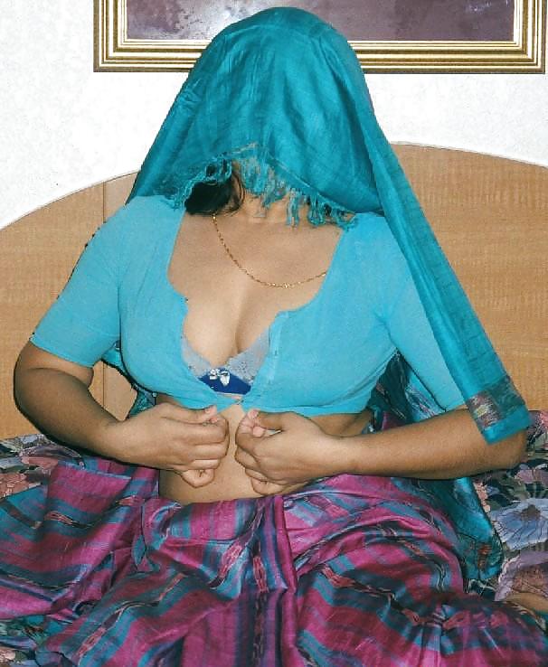 恥ずかしがり屋のインド人女性
 #7182182