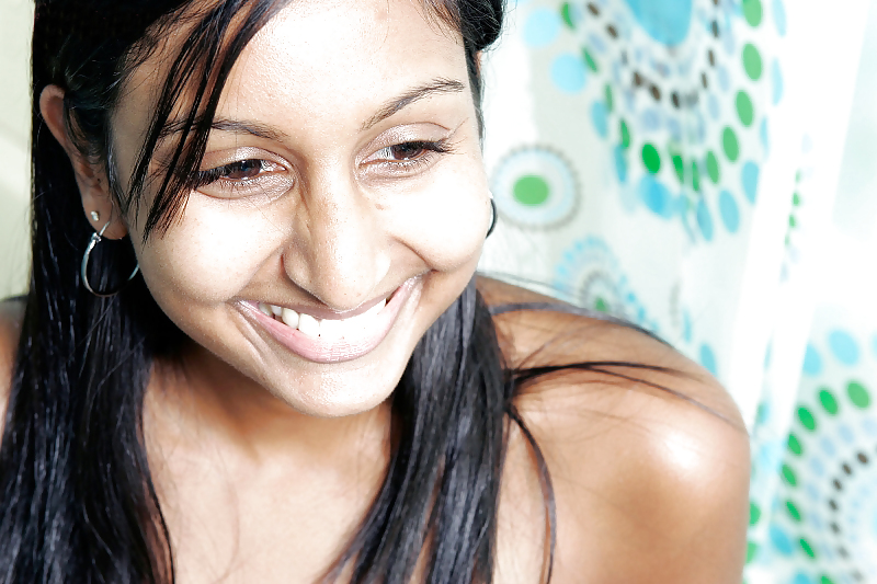 Sexy chica india en el baño
 #12238908