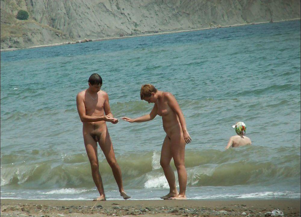 Divertimento sulla spiaggia nudista
 #1098407