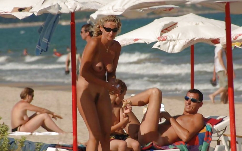 Divertimento nudo sulla spiaggia
 #429136