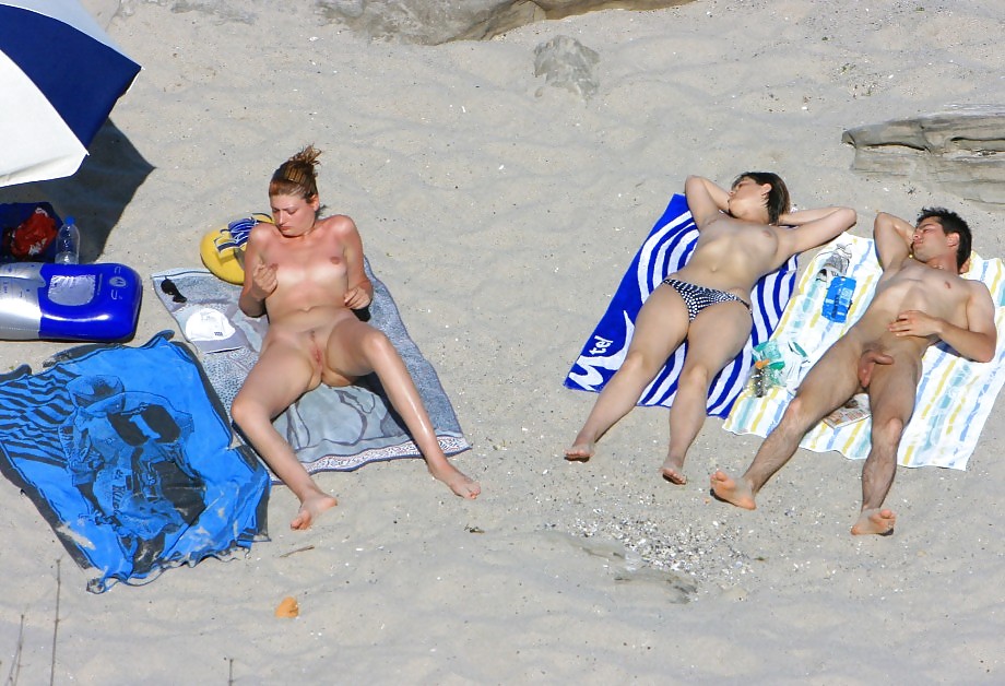 Divertimento nudo sulla spiaggia
 #429362