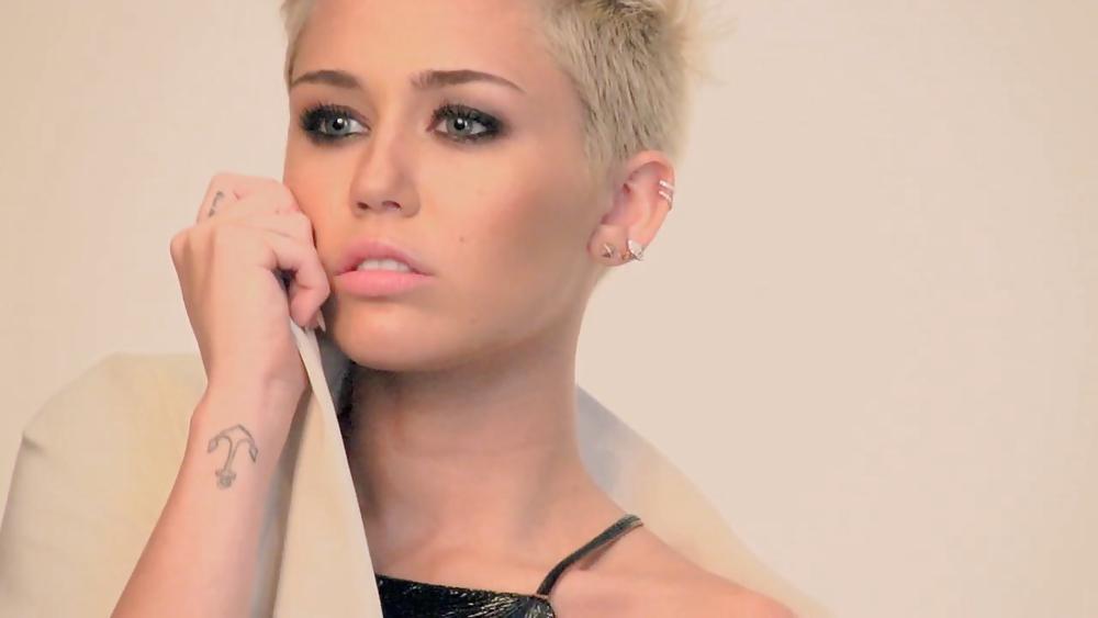 Sexy Miley Cyrus Photoshoot Pour ELLE Uk, Juin 2013 #18347581