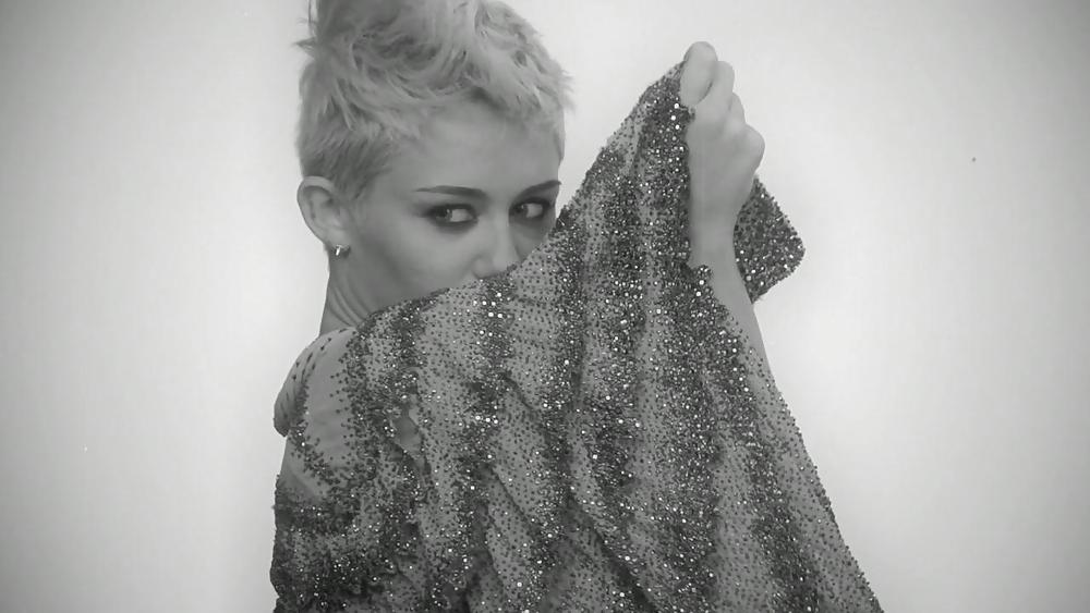Sexy Miley Cyrus Photoshoot Pour ELLE Uk, Juin 2013 #18347615