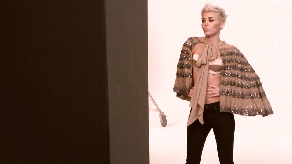 Sexy Miley Cyrus Photoshoot Pour ELLE Uk, Juin 2013 #18347633