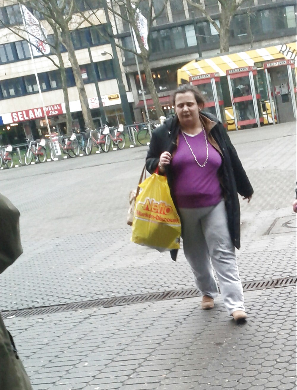 GYPSY MOM  WITH FAT HANGERS WITHOUT BRA