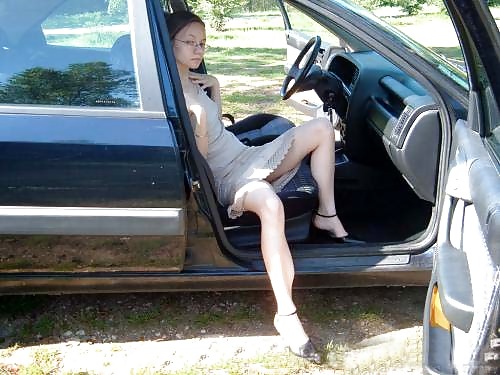 Estudiante tímido posando al aire libre - n. c. 
 #2071287