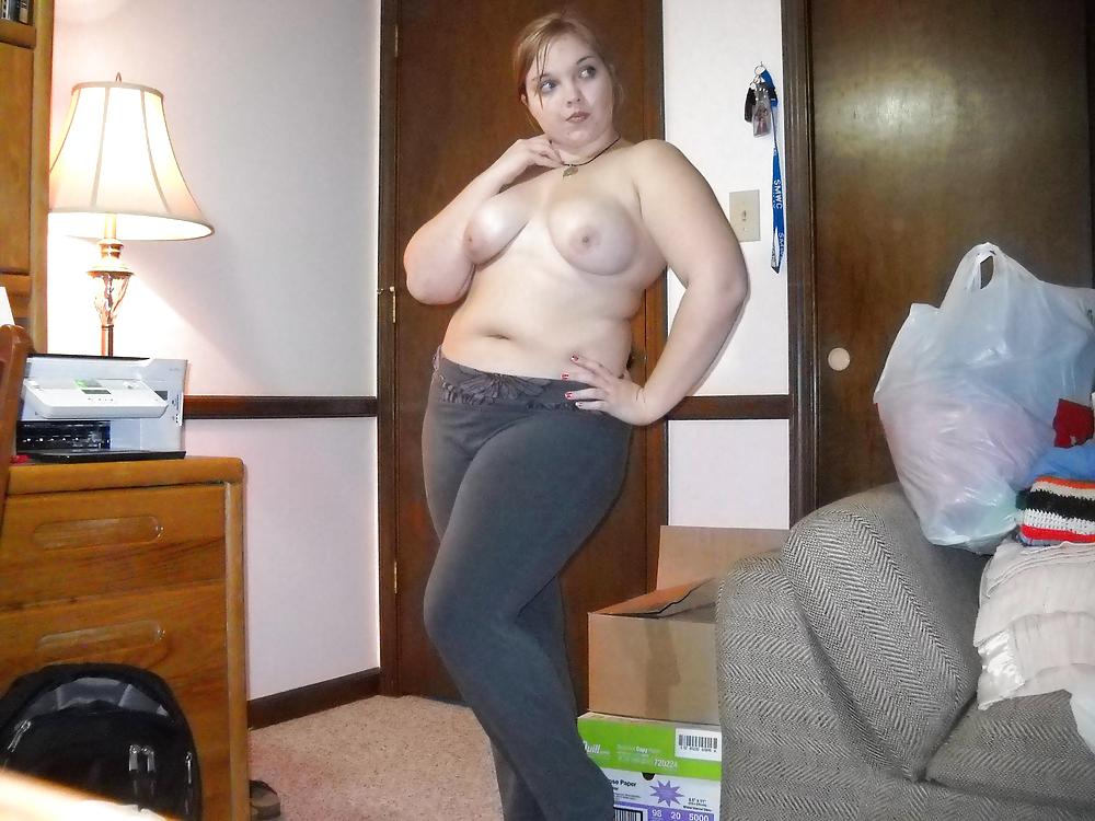 太った売春婦ashtynがマンコと乳房を見せ、尻を広げる
 #11809133