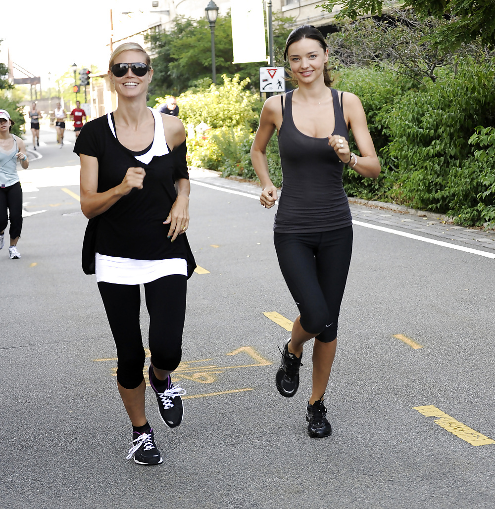 ミランダ・カーとハイディ・クラムがニューヨークをジョギングするシーン
 #4627239