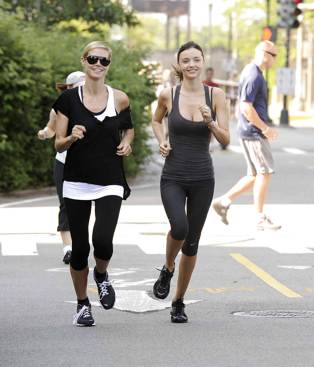 ミランダ・カーとハイディ・クラムがニューヨークをジョギングするシーン
 #4627248